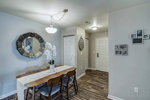 A dining room with a wooden table and chairs at Abbey Ridge Apartment Homes, Oxford