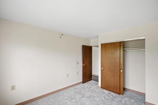 A room with a carpeted floor and a white ceiling at Independence Place Apartments, Parma Heights, OH 44130