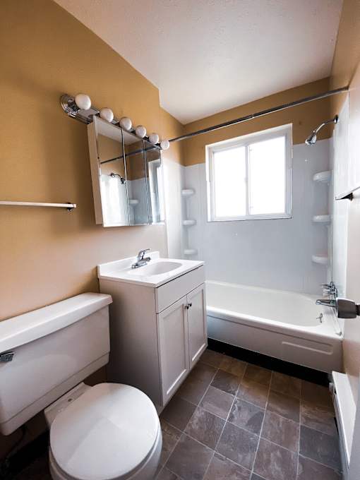 1 Bedroom Bathroom