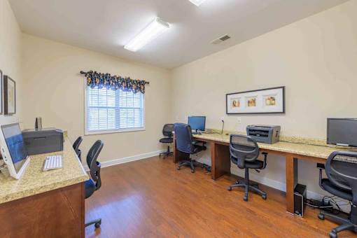 A room with a desk and chairs.