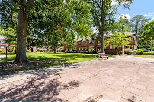 Exterior Landscape at Kinston Oaks Apartments, North Carolina, 28501