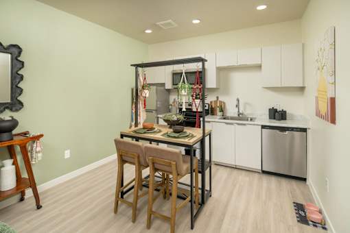 Dining Area and kitchen of One bedroom at Streamliner 87th Apartments