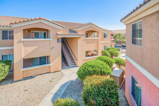 Exterior of Los Altos Apartments in Las Cruces
