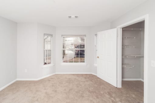 Carpeted Living Area at Ardenwood Apartments, Connecticut, 06473