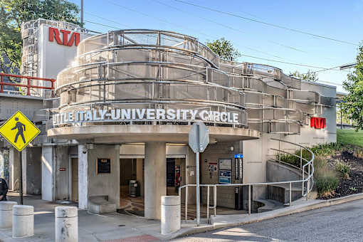 A building with a sign that says Italy University Circle.