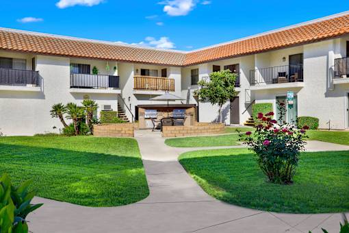 Casa De Valle Apartment Homes courtyard view