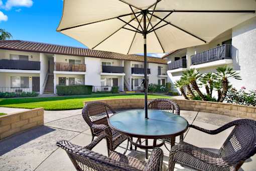 Casa De Valle Apartment Homes courtyard patio