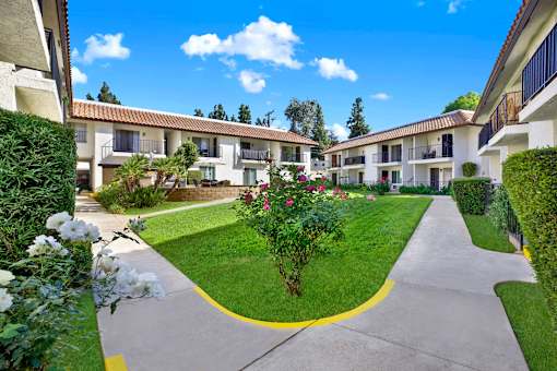 Casa De Valle Apartment Homes courtyard view
