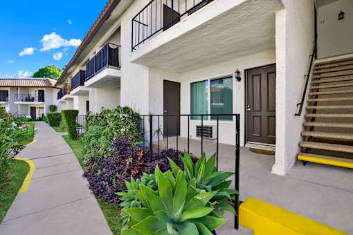 Casa De Valle Apartment Homes courtyard view
