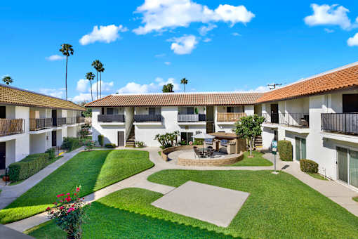 Casa De Valle Apartment Homes courtyard view