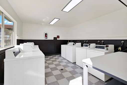 Casa De Valle Apartment Homes laundry room