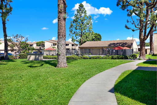 Curved walkway through community green space at ELEVATE Apartments HOMES, California, 92870