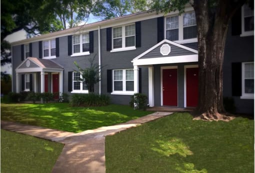 Park-like green spaces at Midtown Oaks Townhomes in Mobile, AL