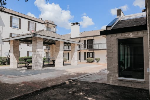 the view of the courtyard at the club at highland village apartments