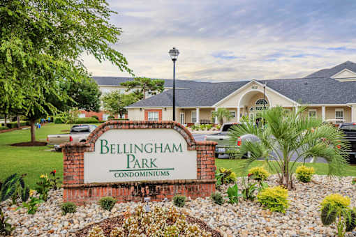 A sign that says Bellingham Park Condominiums in front of a building.