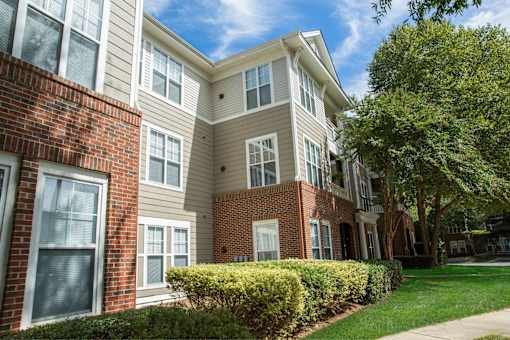 A row of townhouses with brick and siding exteriors.