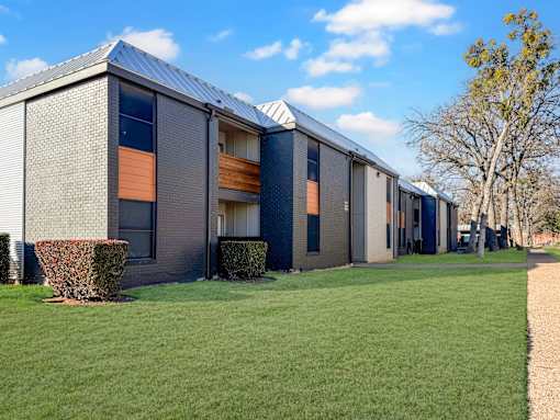 Exterior building view of Verano Oaks Apartments in Hurst, TX