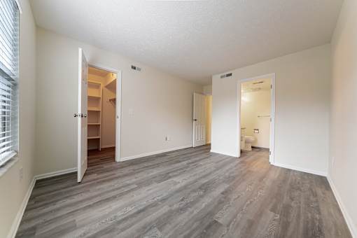 A room with a grey floor and white walls at Hunt Club Apartments, Ohio, 44321