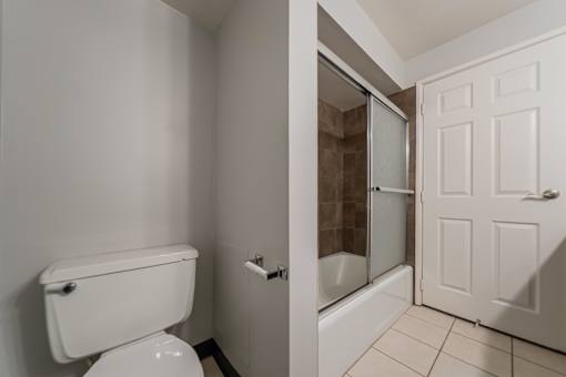 Master Bathroom at River Run Apartments, Warren, OH, 44485
