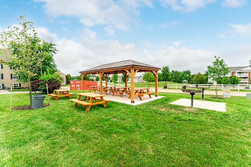 Fresh Green Garden at Renova of Brunswick Apartments, Ohio
