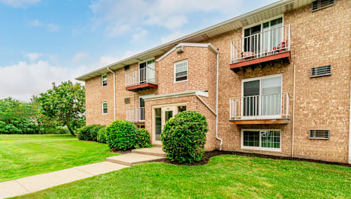 Home Garden Exterior at Renova of Brunswick Apartments, Brunswick, OH