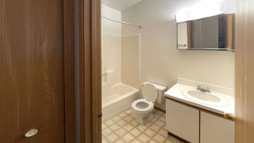 Bathroom at Woodland Pointe Apartments and Townhomes, Integrity Realty, Kent, 44240