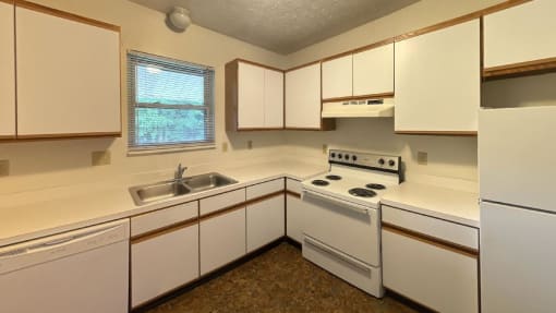 Classic modern kitchen at Woodland Pointe Apartments and Townhomes, Integrity Realty, Ohio, 44240