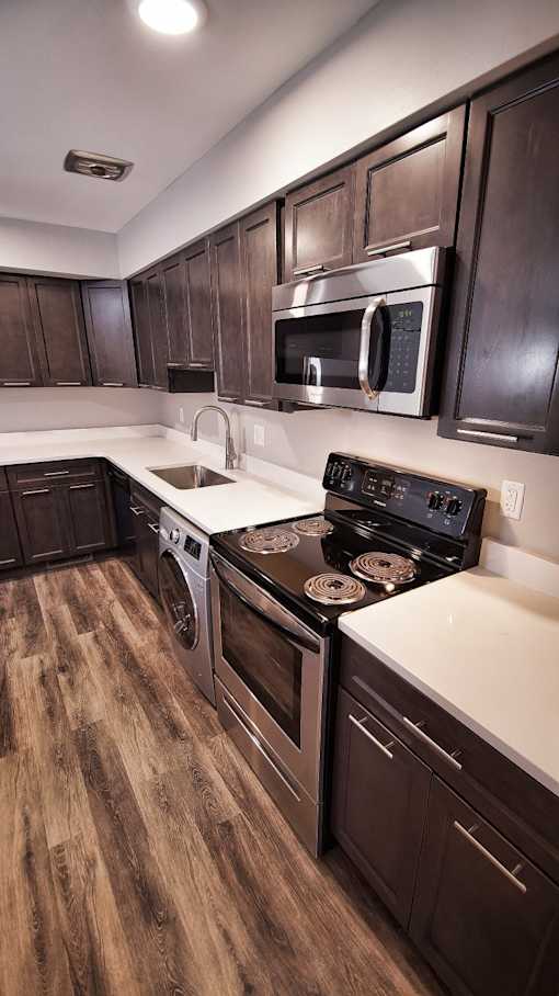 Fully Equipped Kitchen With Modern Appliances at Old Green Place Apartments, Integrity Realty LLC, Beachwood, 44122