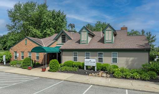 Clubhouse and Leasing Office at Hunt Club Apartments, Ohio, 44321
