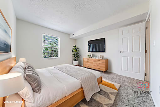 Bedroom With Closets at Hunt Club Apartments, Copley, OH, 44321