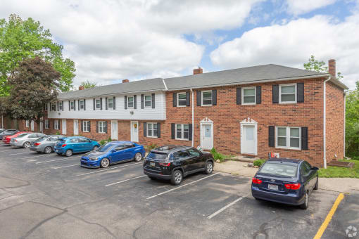 Traditional style buildings at Woodland Pointe Apartments and Townhomes, Integrity Realty, Kent, Ohio