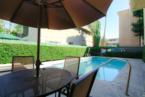 Picnic seating next to outdoor pool at Tilden 2 Apartments.