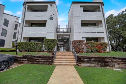 an image of an apartment building with stairs in front of it