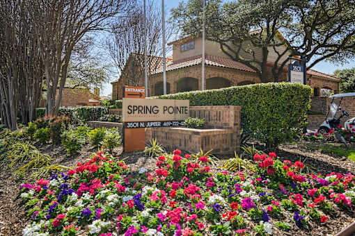 A sign that says Spring Ponte in front of a building.