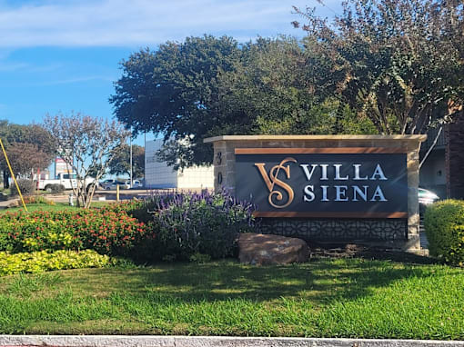 the sign for villa siena at the entrance of the subdivision