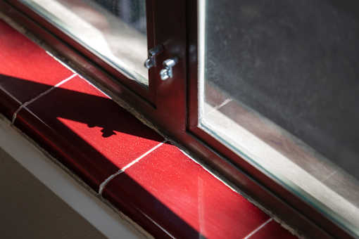 A window with a red frame is open.