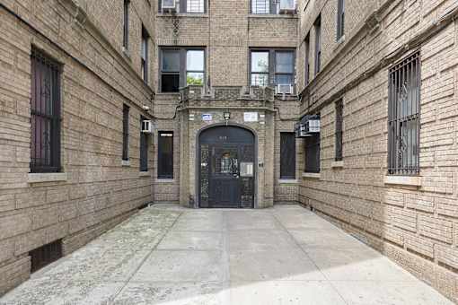 1685 Morris Ave exterior