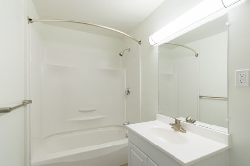 Bathroom With Bathtub at South Winds Apartments, Fall River, 02720