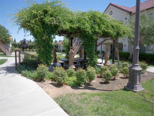 Courtyard With Green Space at Dominion Courtyard Villas, California, 93720