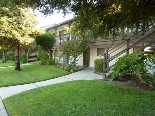Courtyard With Green Space at Scottsmen Apartments, Clovis, 93612