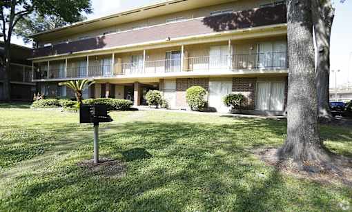 Green Lawn at Cleary Pointe Apartments, Metairie, LA, 70001