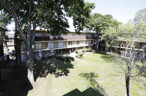 Outdoor Garden Space at Cleary Pointe Apartments, Metairie, 70001