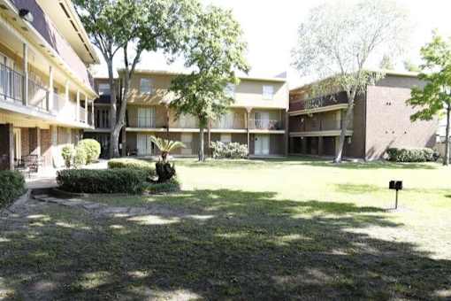 Lush Green Lawn at Cleary Pointe Apartments, Metairie, 70001