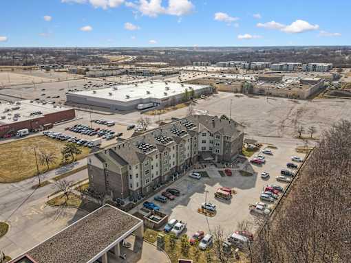 A parking lot with cars and a building in the background.
