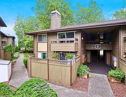 Apartments in Renton, WA, walkway with manicured landscaping