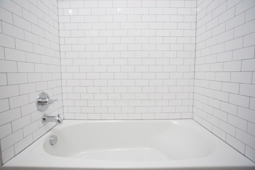 bathroom tub at 747 Apartments, Indianapolis, 46202