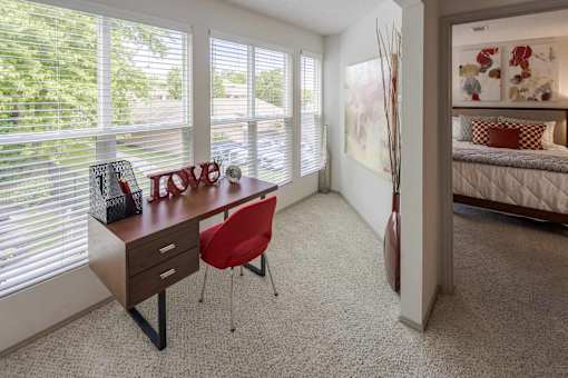 Room with a Desk at Butternut Ridge Apartments, Ohio