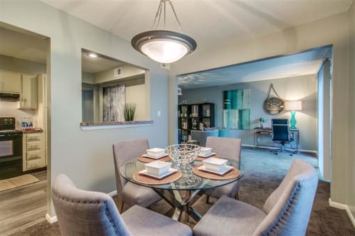 Elegant Dining Space at London House Apartments, Kansas