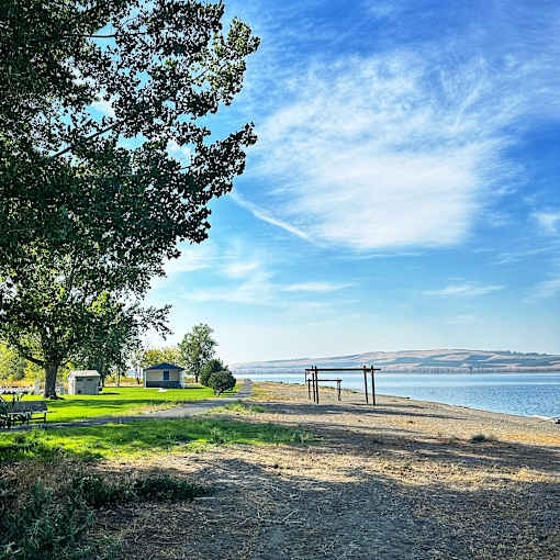 a campsite on the beach near the water