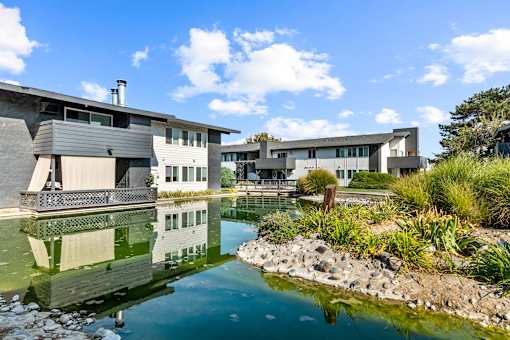 Exterior Lakeside Apartments in Kennewick, WA